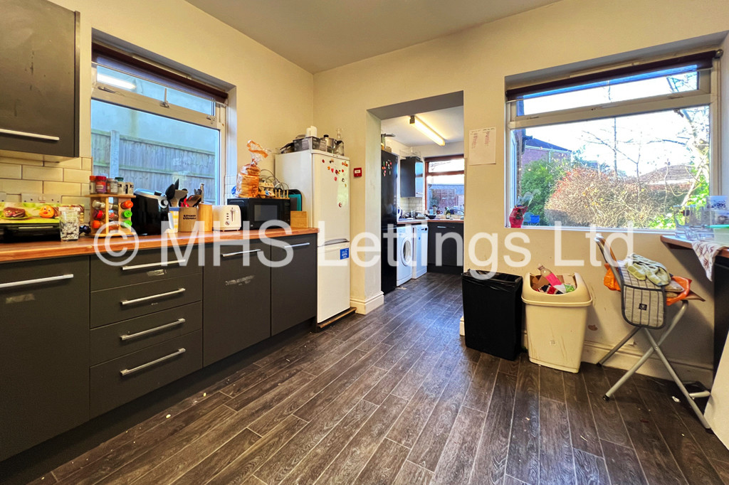 Photo of 6 Bedroom Semi-Detached House in 12 St Anns Lane, Leeds, LS4 2SE