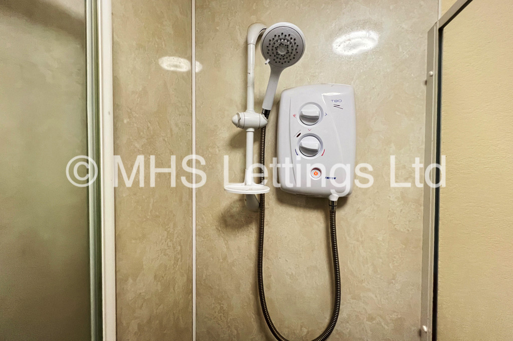 Photo of 6 Bedroom Semi-Detached House in 12 St Anns Lane, Leeds, LS4 2SE
