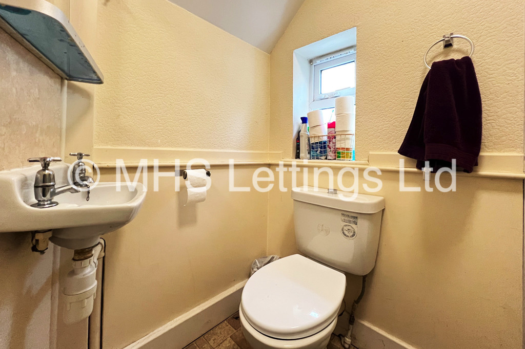 Photo of 6 Bedroom Semi-Detached House in 12 St Anns Lane, Leeds, LS4 2SE