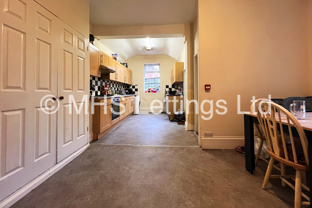 Photo of 6 Bedroom Mid Terraced House in 46 Victoria Road, Leeds, LS6 1DL