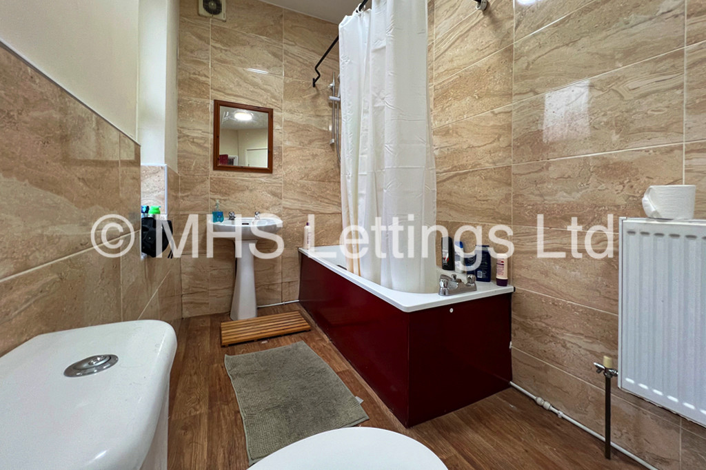 Photo of 6 Bedroom Mid Terraced House in 46 Victoria Road, Leeds, LS6 1DL