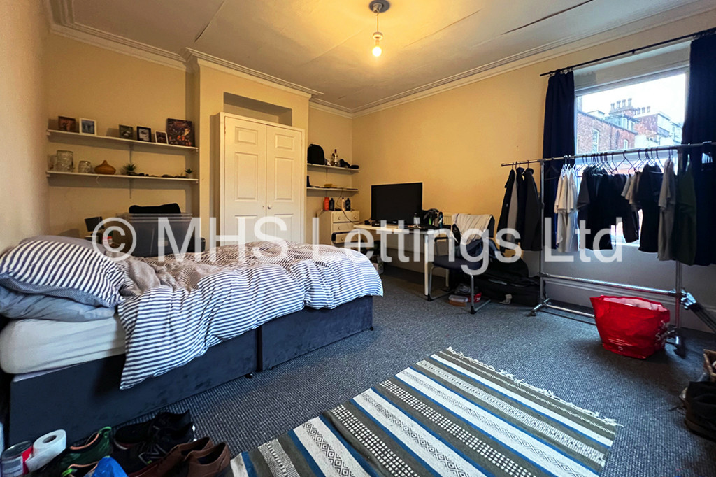 Photo of 6 Bedroom Mid Terraced House in 46 Victoria Road, Leeds, LS6 1DL