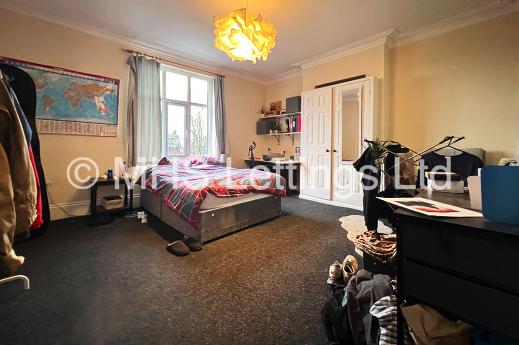 Photo of 6 Bedroom Mid Terraced House in 46 Victoria Road, Leeds, LS6 1DL