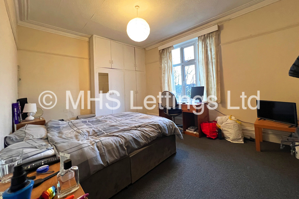 Photo of 6 Bedroom Mid Terraced House in 46 Victoria Road, Leeds, LS6 1DL