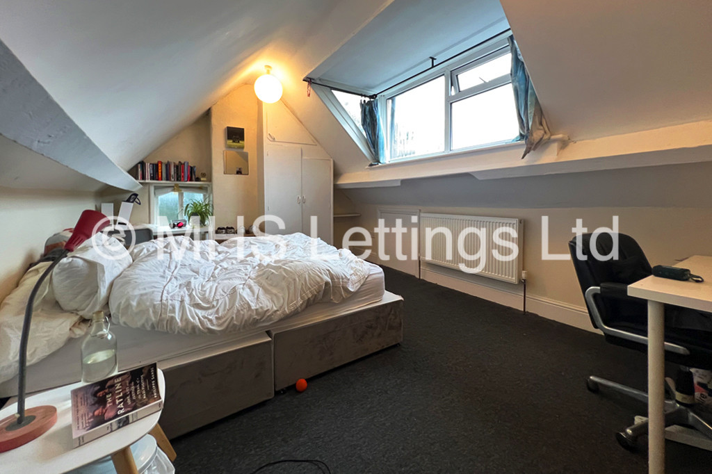 Photo of 6 Bedroom Mid Terraced House in 46 Victoria Road, Leeds, LS6 1DL