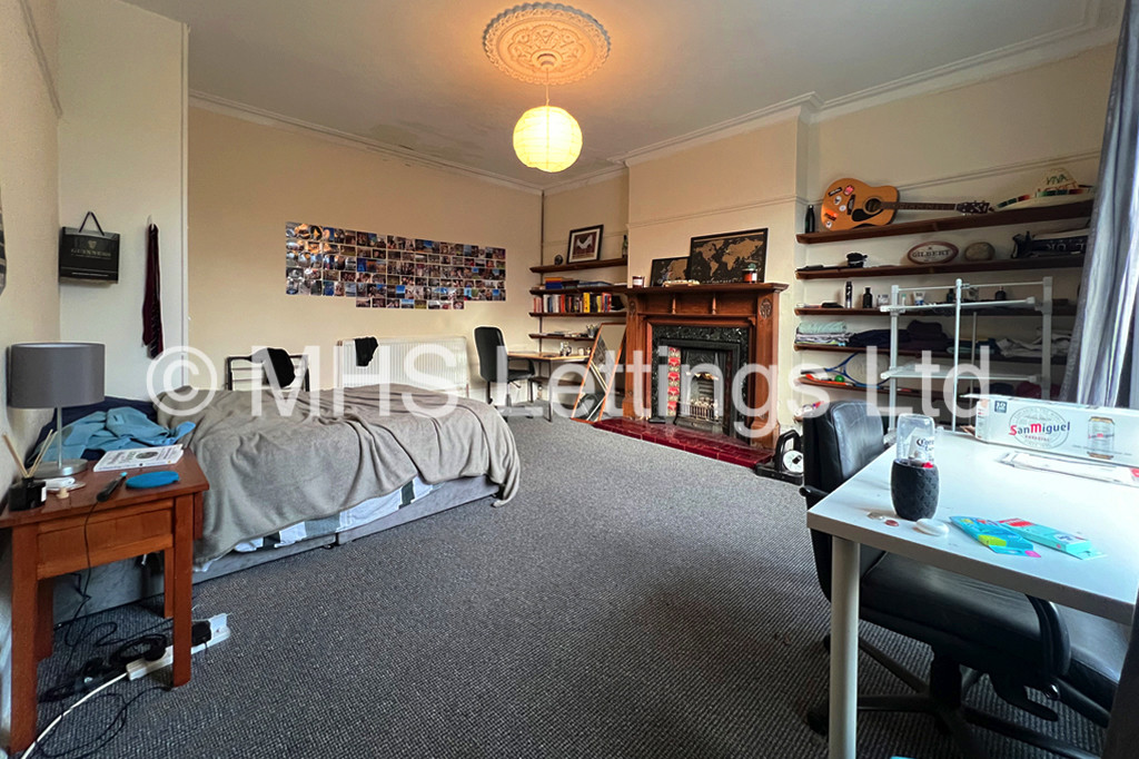 Photo of 6 Bedroom Mid Terraced House in 46 Victoria Road, Leeds, LS6 1DL