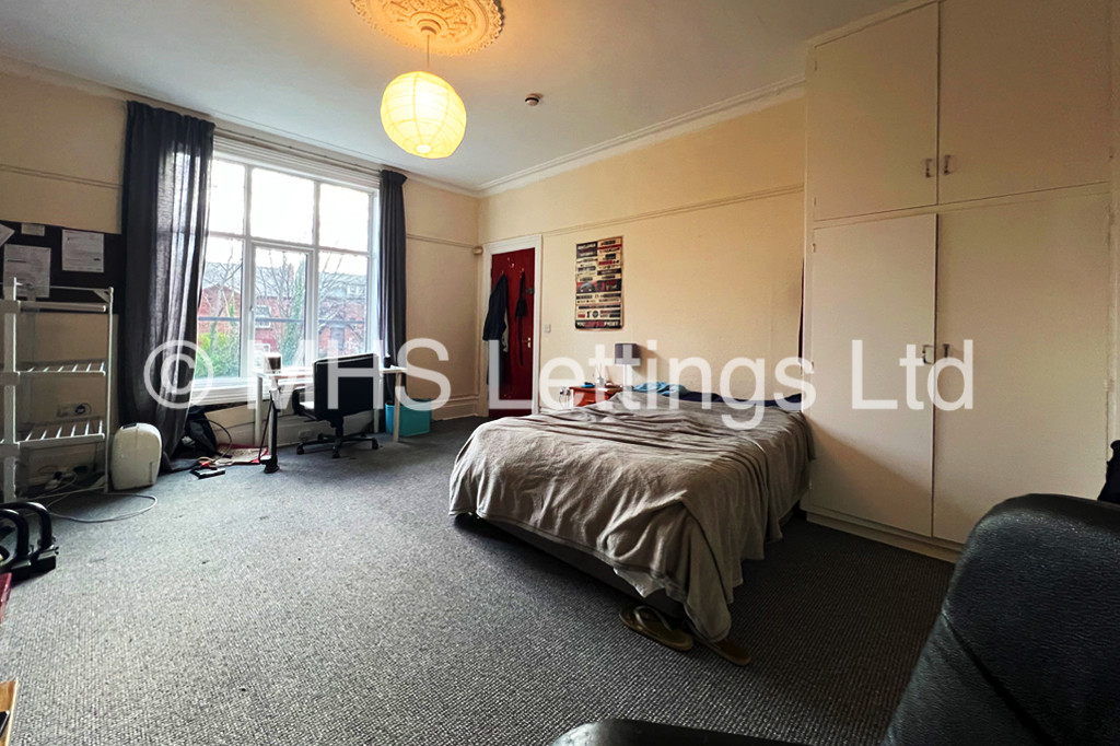 Photo of 6 Bedroom Mid Terraced House in 46 Victoria Road, Leeds, LS6 1DL