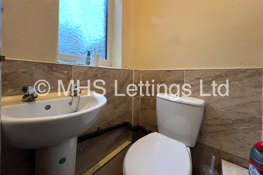 Photo of 6 Bedroom Mid Terraced House in 46 Victoria Road, Leeds, LS6 1DL