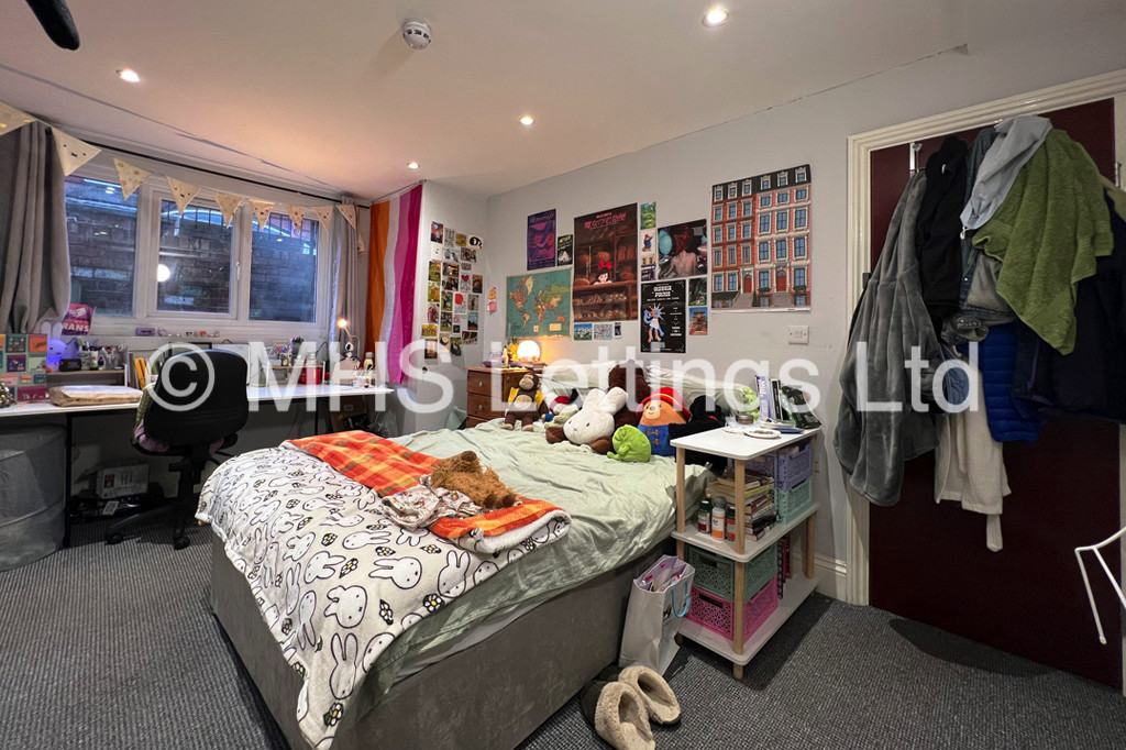 Photo of 6 Bedroom Mid Terraced House in 21 Brudenell View, Leeds, LS6 1HG