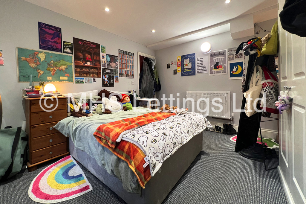 Photo of 6 Bedroom Mid Terraced House in 21 Brudenell View, Leeds, LS6 1HG