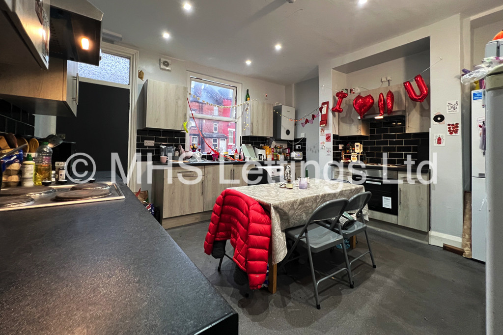 Photo of 6 Bedroom Mid Terraced House in 21 Brudenell View, Leeds, LS6 1HG