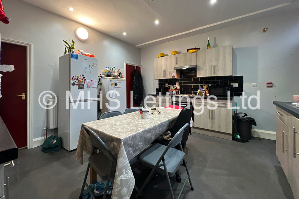 Photo of 6 Bedroom Mid Terraced House in 21 Brudenell View, Leeds, LS6 1HG