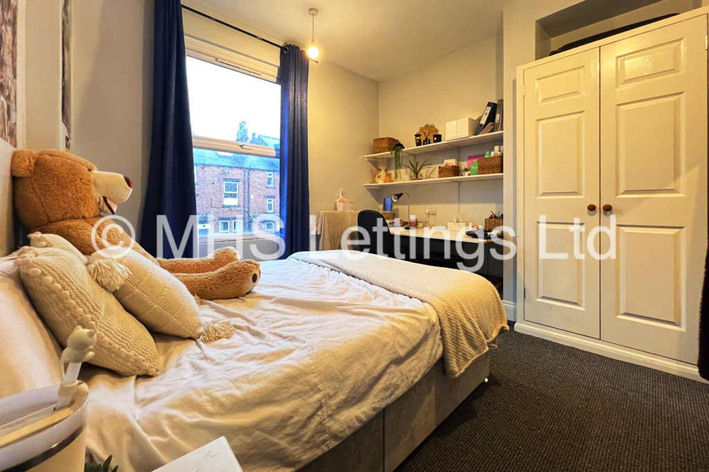 Photo of 6 Bedroom Mid Terraced House in 21 Brudenell View, Leeds, LS6 1HG