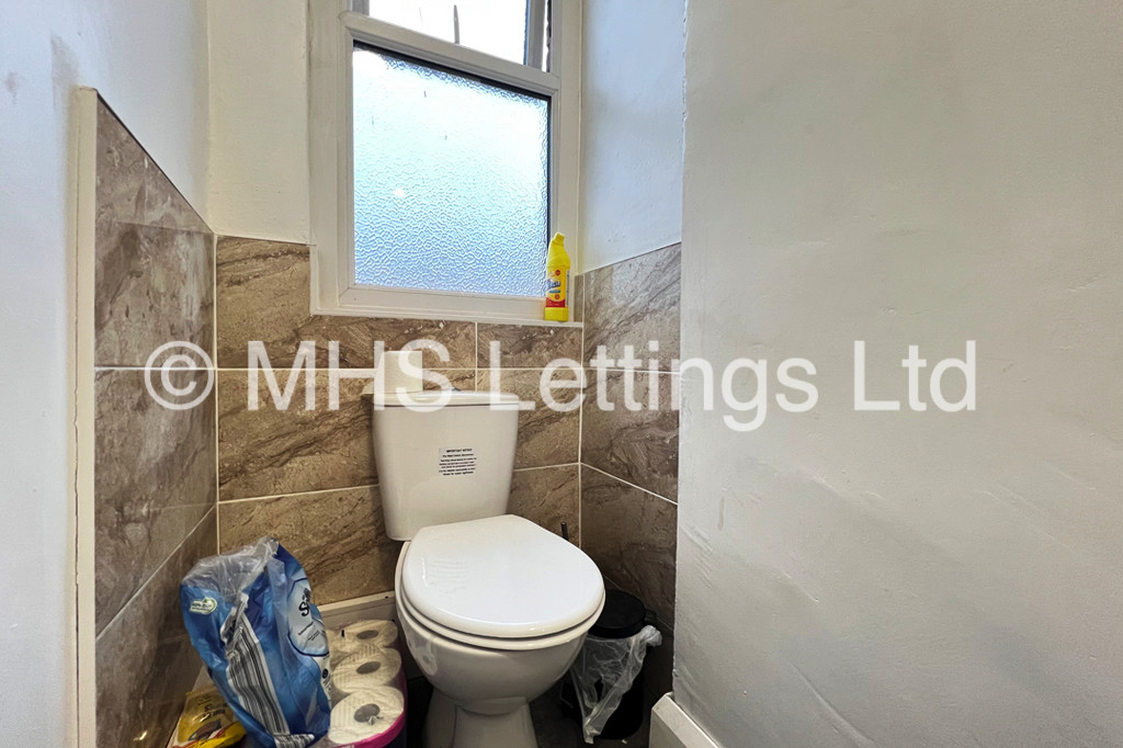 Photo of 6 Bedroom Mid Terraced House in 21 Brudenell View, Leeds, LS6 1HG