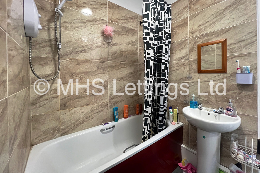 Photo of 6 Bedroom Mid Terraced House in 21 Brudenell View, Leeds, LS6 1HG