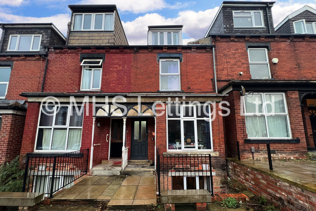 Photo of 6 Bedroom Mid Terraced House in 21 Brudenell View, Leeds, LS6 1HG