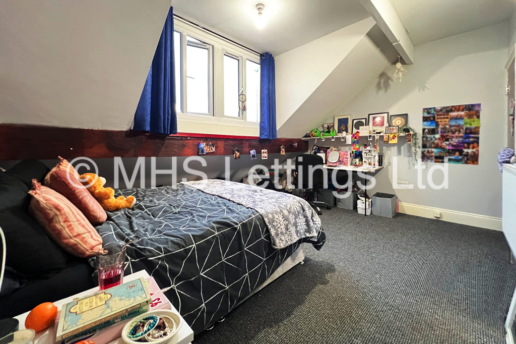 Photo of 6 Bedroom Mid Terraced House in 21 Brudenell View, Leeds, LS6 1HG