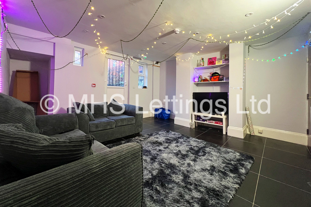Photo of 6 Bedroom Mid Terraced House in 21 Brudenell View, Leeds, LS6 1HG