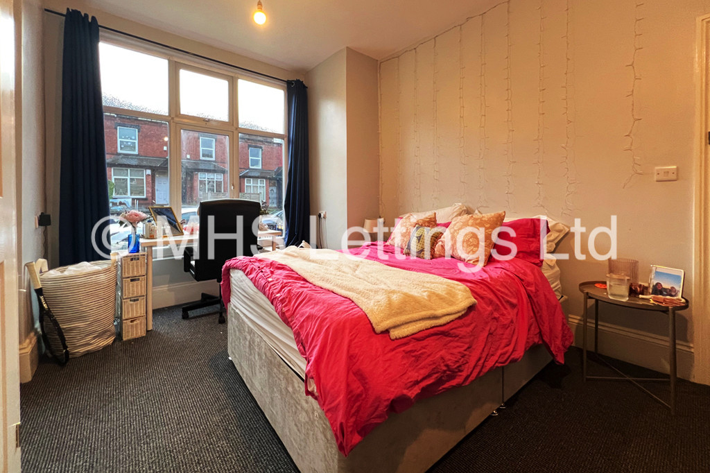Photo of 6 Bedroom Mid Terraced House in 21 Brudenell View, Leeds, LS6 1HG