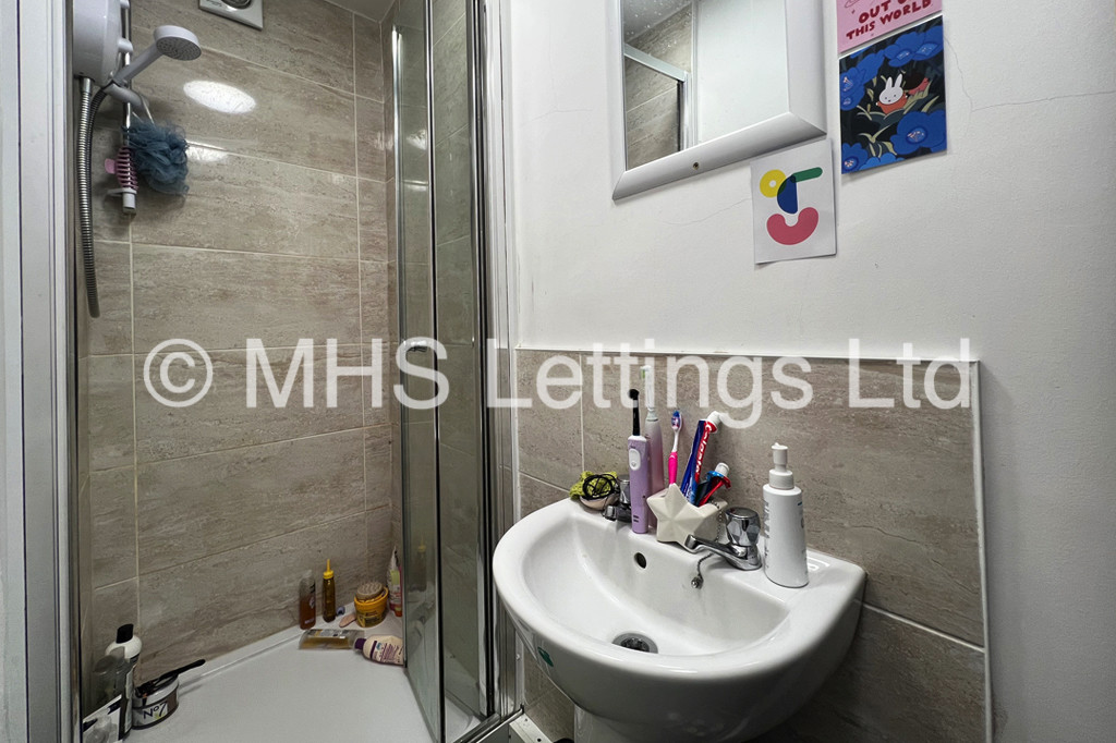 Photo of 6 Bedroom Mid Terraced House in 21 Brudenell View, Leeds, LS6 1HG