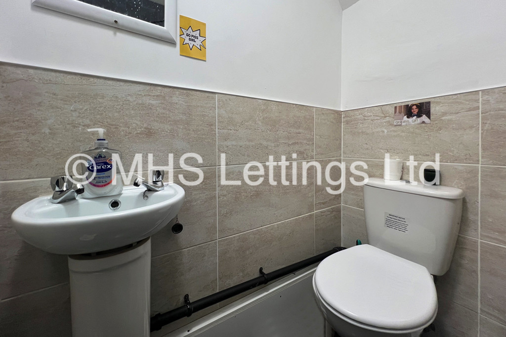 Photo of 6 Bedroom Mid Terraced House in 21 Brudenell View, Leeds, LS6 1HG