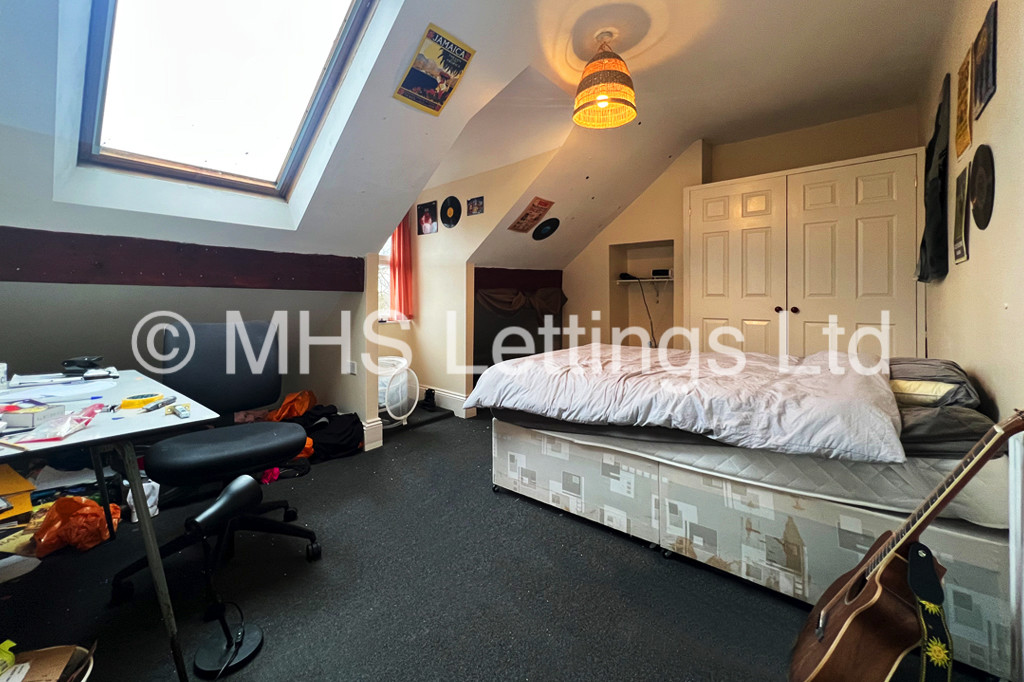 Photo of 7 Bedroom Mid Terraced House in 29 Regent Park Terrace, Leeds, LS6 2AX