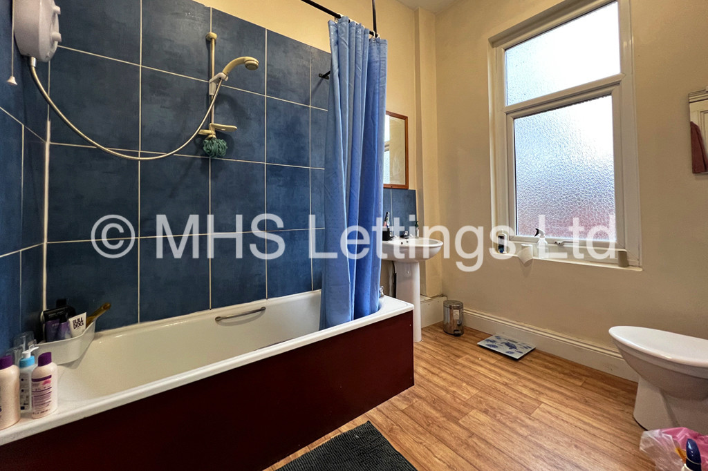 Photo of 7 Bedroom Mid Terraced House in 29 Regent Park Terrace, Leeds, LS6 2AX