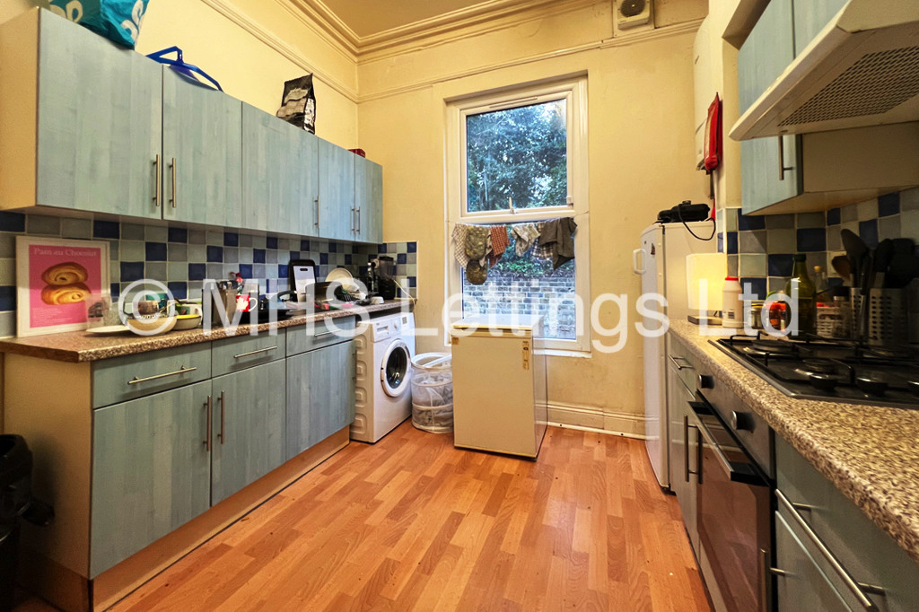 Photo of 7 Bedroom Mid Terraced House in 29 Regent Park Terrace, Leeds, LS6 2AX