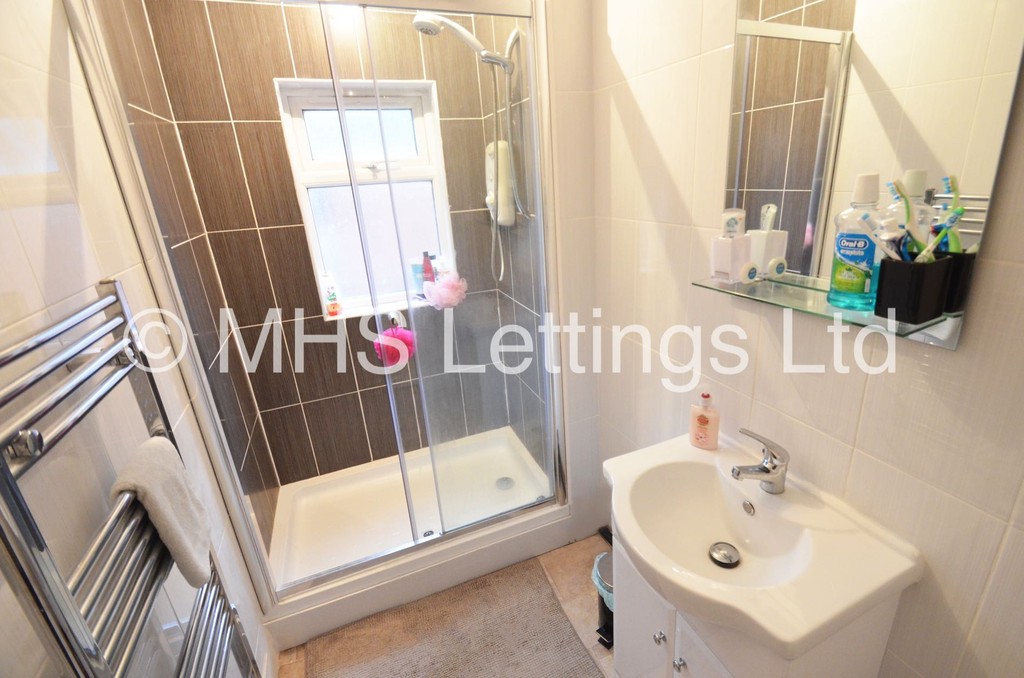 Photo of 4 Bedroom Mid Terraced House in 3 Manor Terrace, Leeds, LS6 1BU