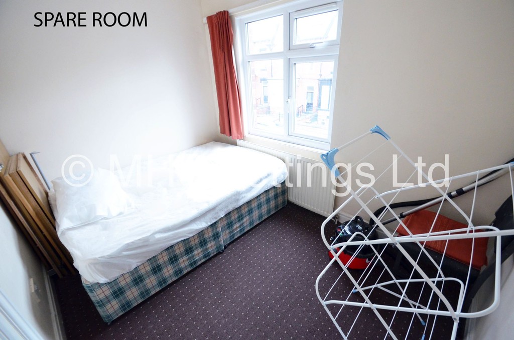 Photo of 4 Bedroom Mid Terraced House in 3 Manor Terrace, Leeds, LS6 1BU