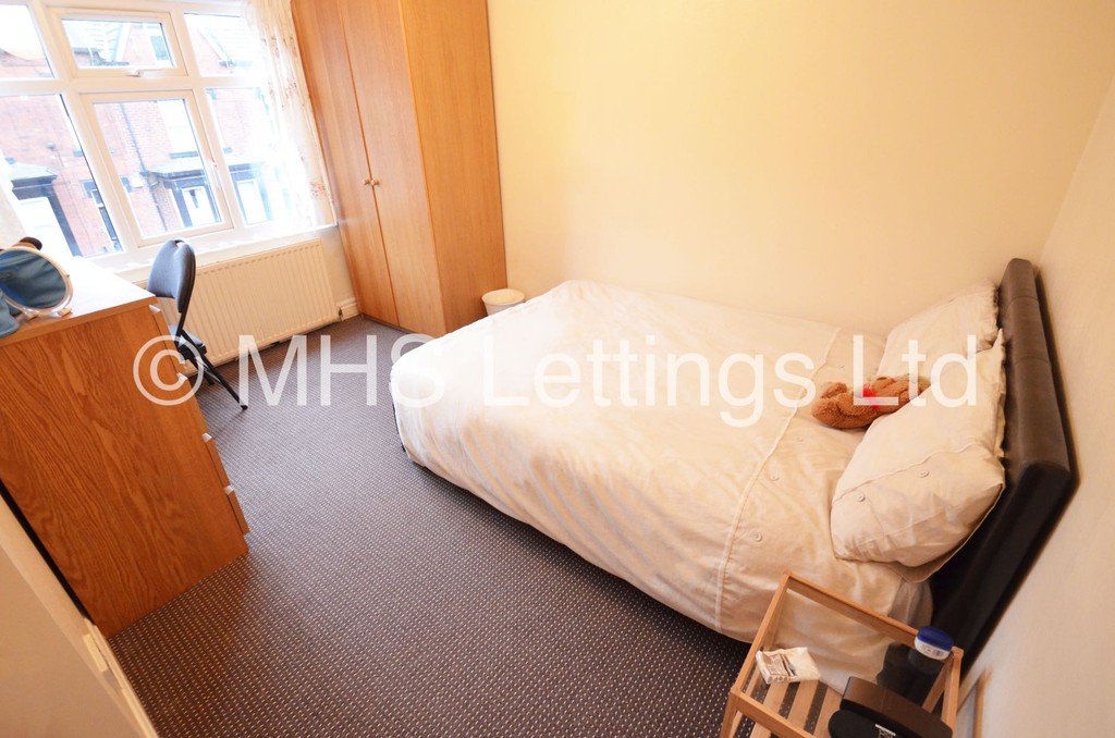 Photo of 4 Bedroom Mid Terraced House in 3 Manor Terrace, Leeds, LS6 1BU