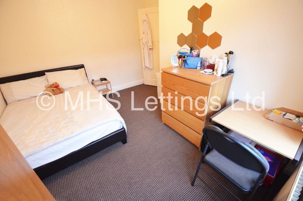 Photo of 4 Bedroom Mid Terraced House in 3 Manor Terrace, Leeds, LS6 1BU