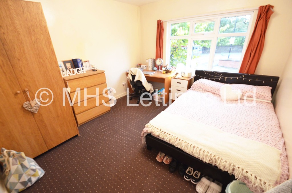 Photo of 4 Bedroom Mid Terraced House in 3 Manor Terrace, Leeds, LS6 1BU
