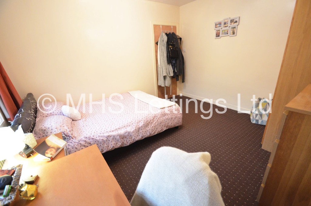 Photo of 4 Bedroom Mid Terraced House in 3 Manor Terrace, Leeds, LS6 1BU