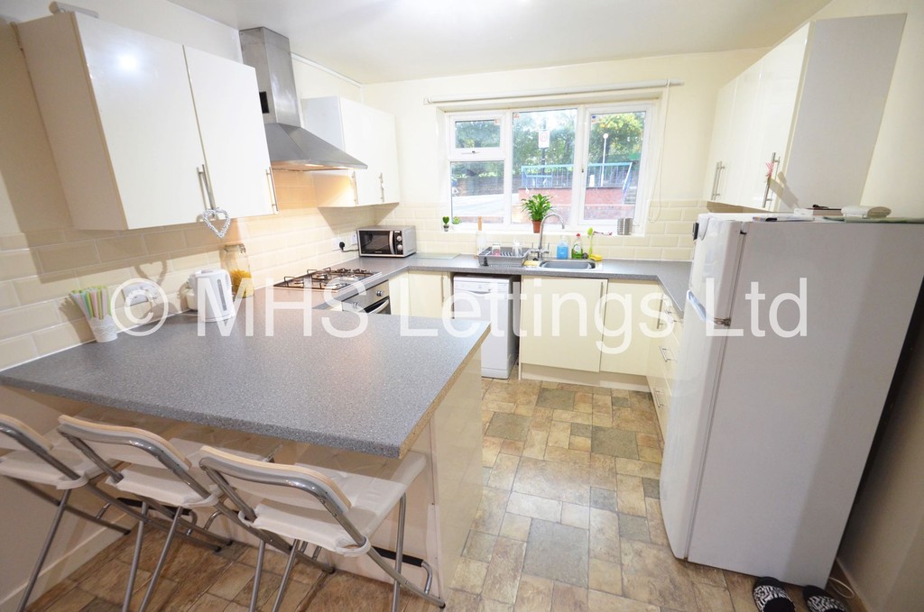 Photo of 4 Bedroom Mid Terraced House in 3 Manor Terrace, Leeds, LS6 1BU