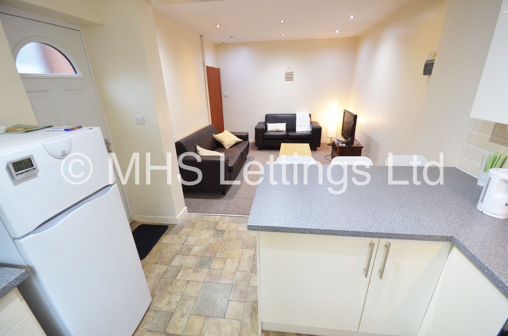 Photo of 4 Bedroom Mid Terraced House in 3 Manor Terrace, Leeds, LS6 1BU
