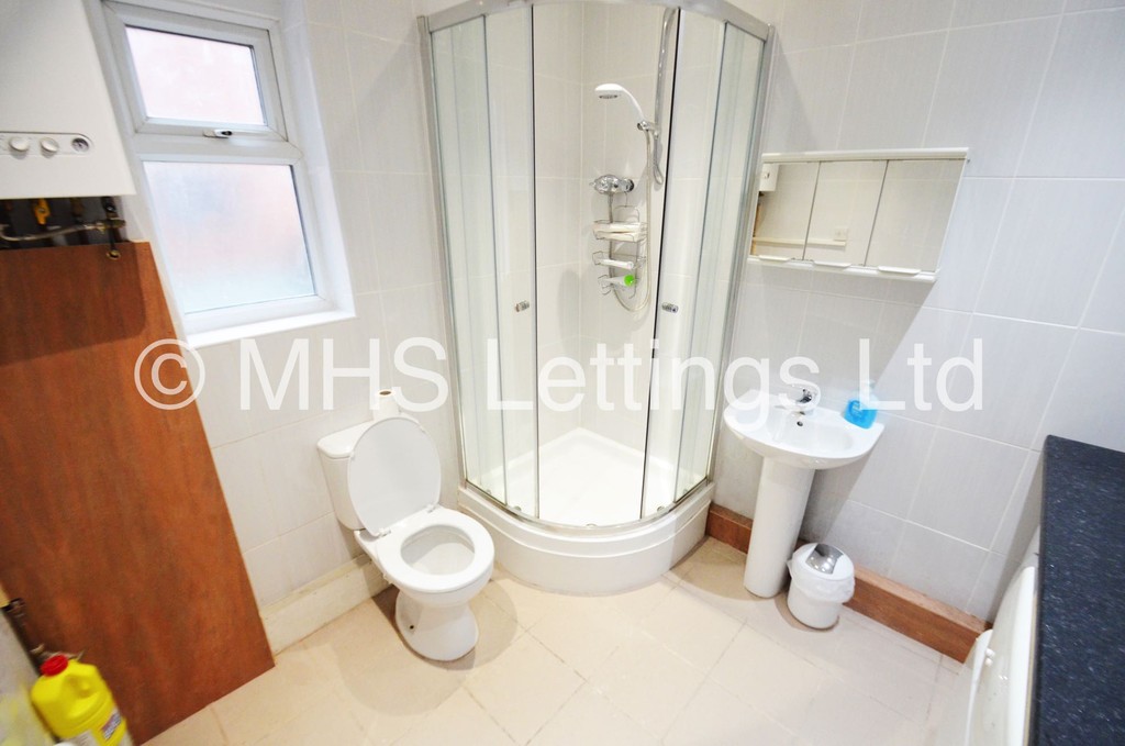Photo of 4 Bedroom Mid Terraced House in 3 Manor Terrace, Leeds, LS6 1BU
