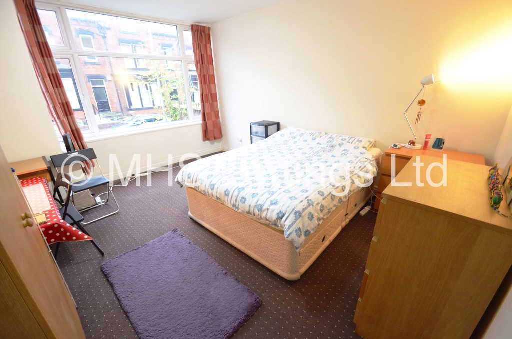 Photo of 4 Bedroom Mid Terraced House in 3 Manor Terrace, Leeds, LS6 1BU
