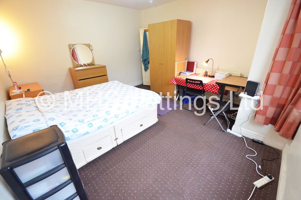 Photo of 4 Bedroom Mid Terraced House in 3 Manor Terrace, Leeds, LS6 1BU