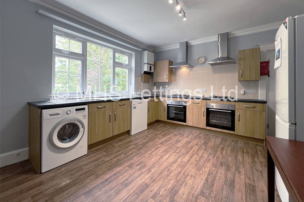 Photo of 7 Bedroom Semi-Detached House in 9b North Hill Road, Leeds, LS6 2EN