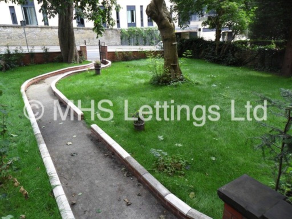 Photo of 2 Bedroom Ground Floor Flat in Flat 1, 2 St John's Terrace, Leeds, LS3 1DY