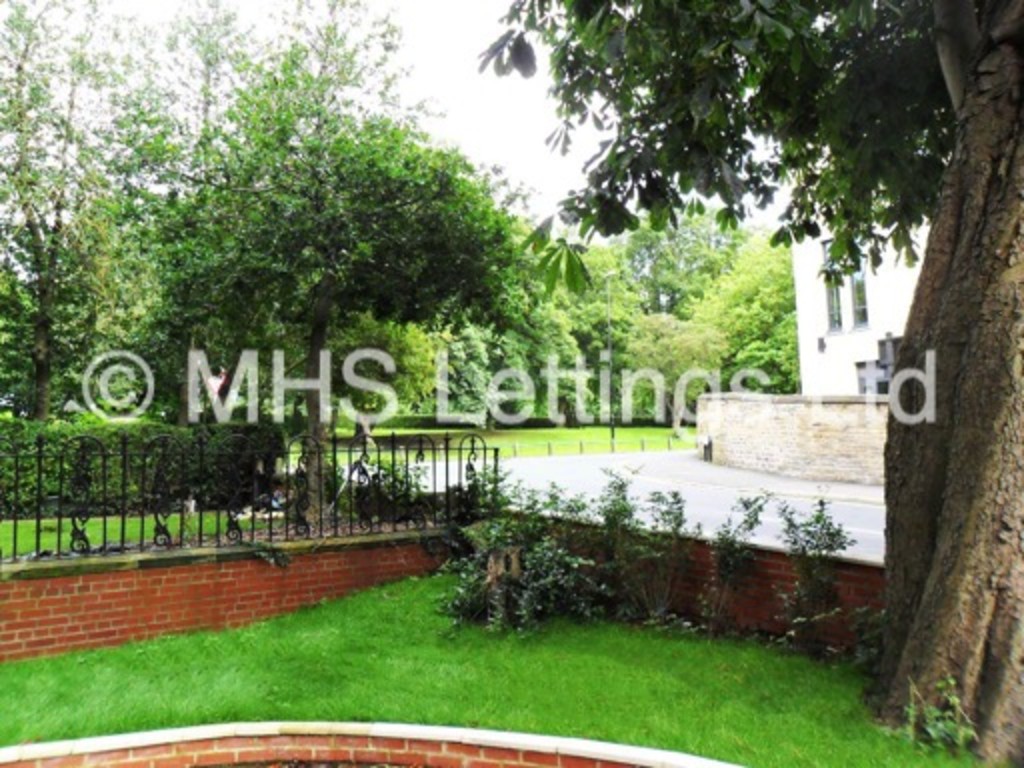 Photo of 2 Bedroom Ground Floor Flat in Flat 1, 2 St John's Terrace, Leeds, LS3 1DY