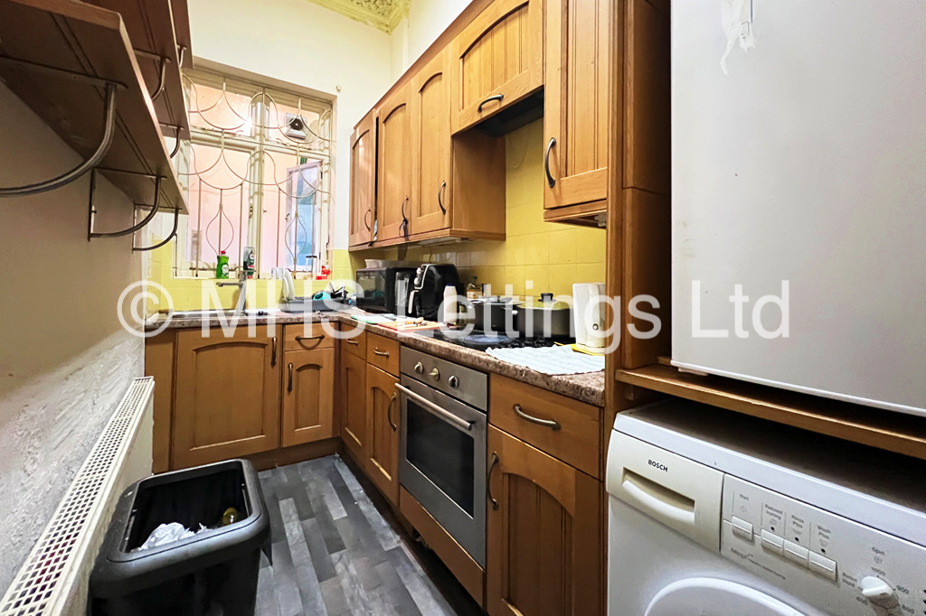 Photo of 2 Bedroom Ground Floor Flat in Flat 1, 2 St John's Terrace, Leeds, LS3 1DY