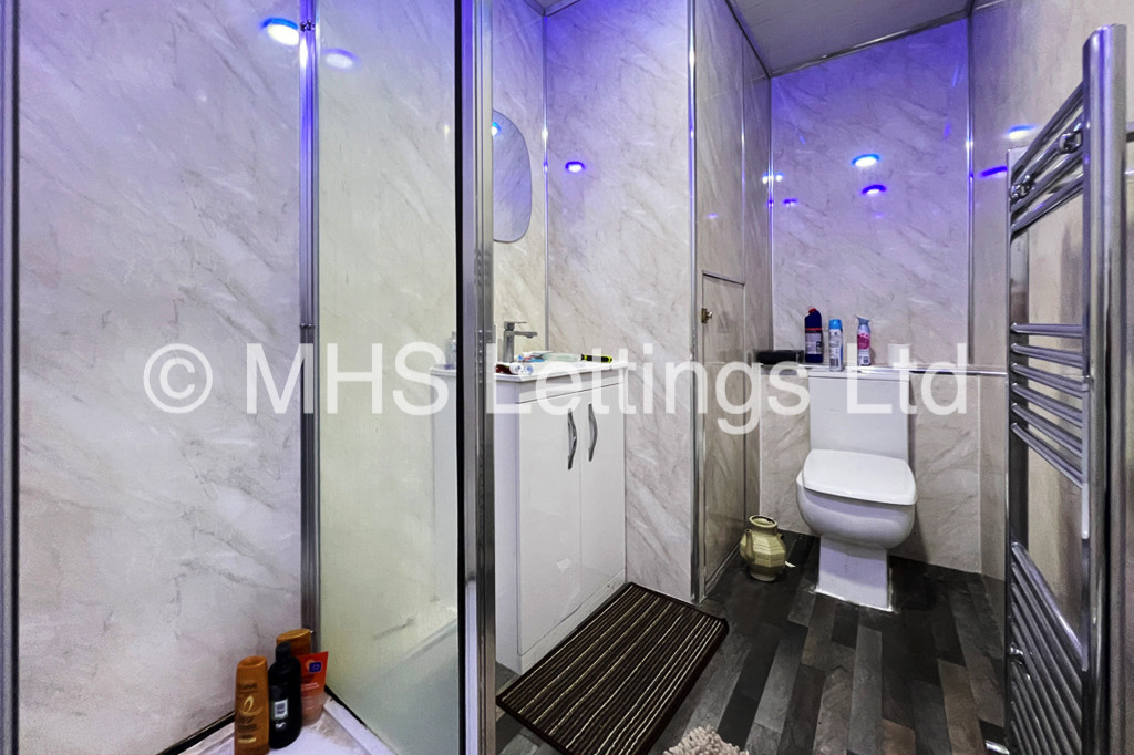 Photo of 2 Bedroom Ground Floor Flat in Flat 1, 2 St John's Terrace, Leeds, LS3 1DY