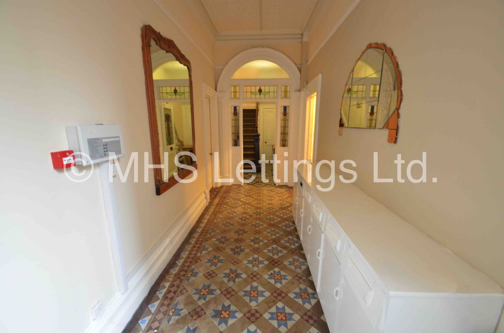 Photo of 2 Bedroom Ground Floor Flat in Flat 1, 2 St John's Terrace, Leeds, LS3 1DY