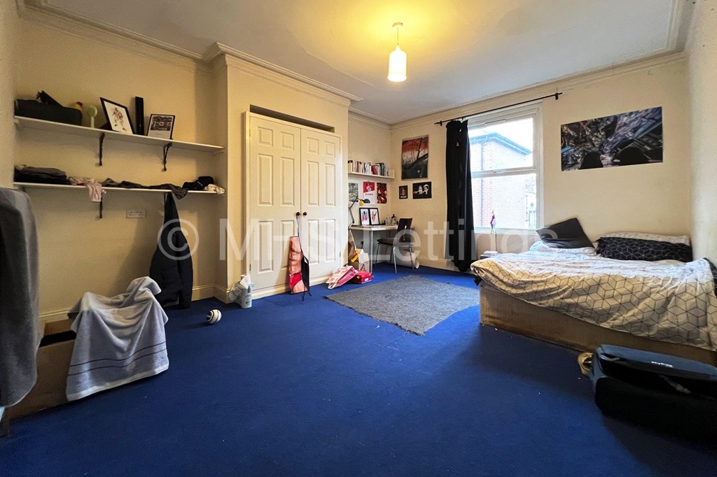 Photo of 7 Bedroom Mid Terraced House in 32 Kensington Terrace, Leeds, LS6 1BE