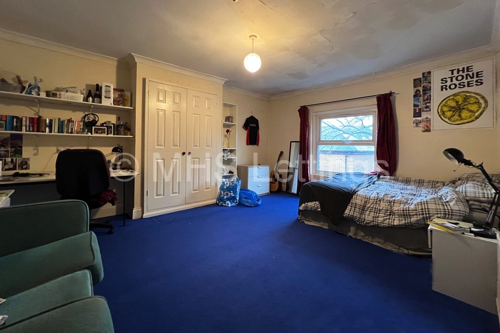Photo of 7 Bedroom Mid Terraced House in 32 Kensington Terrace, Leeds, LS6 1BE