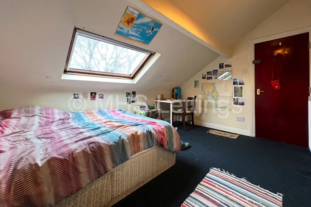 Photo of 7 Bedroom Mid Terraced House in 32 Kensington Terrace, Leeds, LS6 1BE