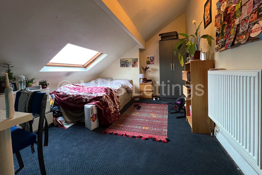 Photo of 7 Bedroom Mid Terraced House in 32 Kensington Terrace, Leeds, LS6 1BE