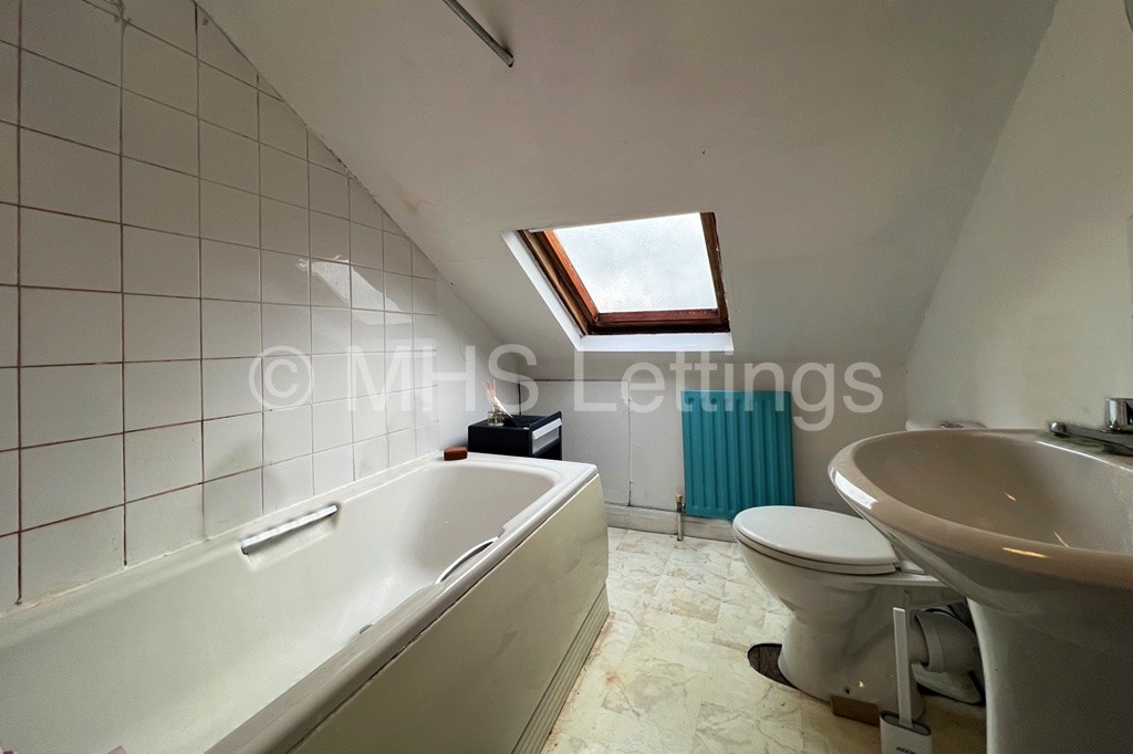 Photo of 7 Bedroom Mid Terraced House in 32 Kensington Terrace, Leeds, LS6 1BE